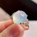 Icy jadeite ring inlaid with gold and diamonds - Image 2