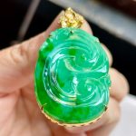 A glutinous ice-green jadeite Ruyi pendant inlaid with gold and diamonds - Image 2