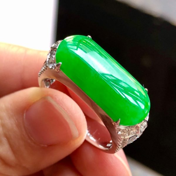Icy green jadeite ring inlaid with gold and diamonds