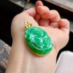 A glutinous ice-green jadeite Ruyi pendant inlaid with gold and diamonds - Image 5
