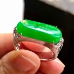 Icy green jadeite ring inlaid with gold and diamonds - Image 4