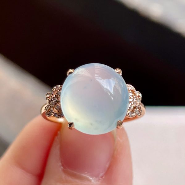 Icy jadeite ring inlaid with gold and diamonds