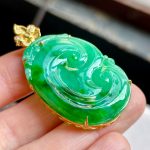 A glutinous ice-green jadeite Ruyi pendant inlaid with gold and diamonds - Image 3