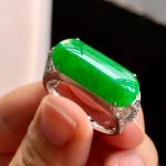 Icy green jadeite ring inlaid with gold and diamonds - Image 3