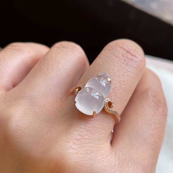 Icy jade gourd ring with gold and diamonds