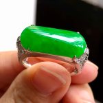 Icy green jadeite ring inlaid with gold and diamonds - Image 2