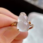 Icy jade gourd ring with gold and diamonds - Image 4