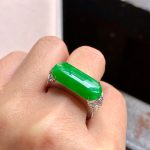 Icy green jadeite ring inlaid with gold and diamonds - Image 5