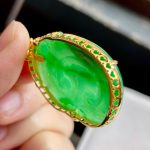 A glutinous ice-green jadeite Ruyi pendant inlaid with gold and diamonds - Image 4